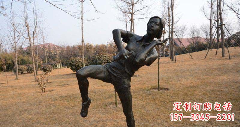 河源优雅美丽,练武女孩铜雕