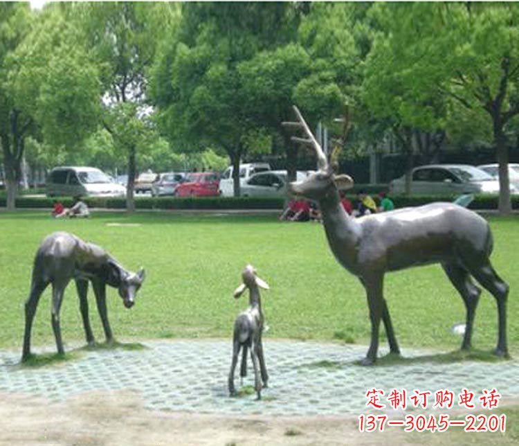 河源梦幻般的雕塑——梅花鹿一家三口铜雕