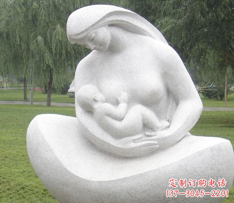 河源公园母亲喂奶石雕