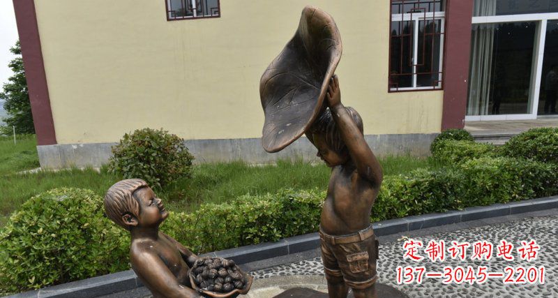 河源公园拿着帽子装核桃的小男孩小品铜雕
