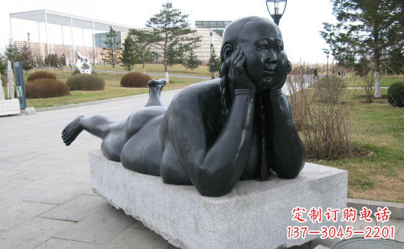 河源趴着的胖女孩铜雕塑