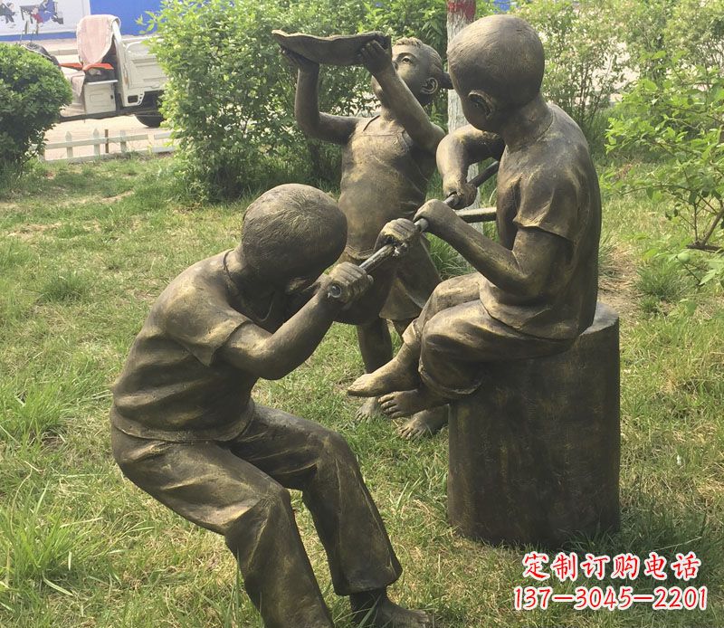 河源公园玩水的儿童铜雕