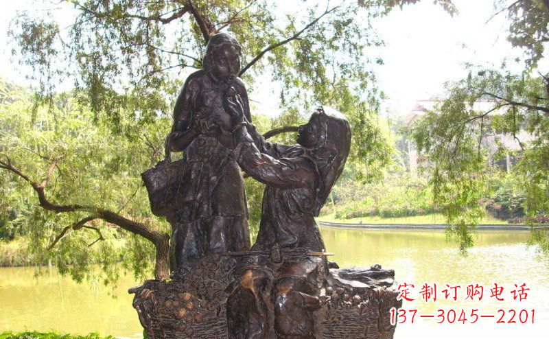 河源公园喂母亲吃荔枝的女孩小品铜雕