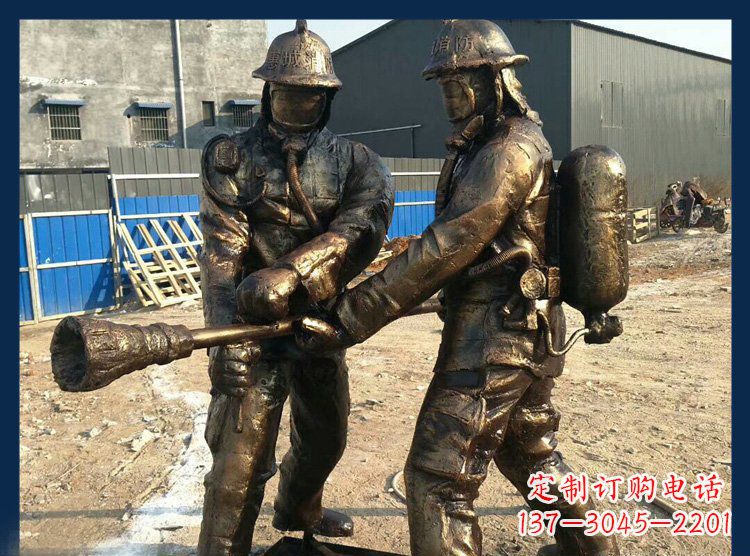 河源以消防员为原型的铜雕塑