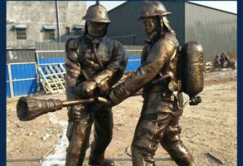 河源以消防员为原型的铜雕塑