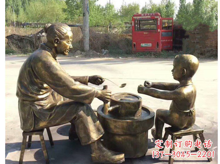 河源广场帮母亲磨豆浆小品人物铜雕