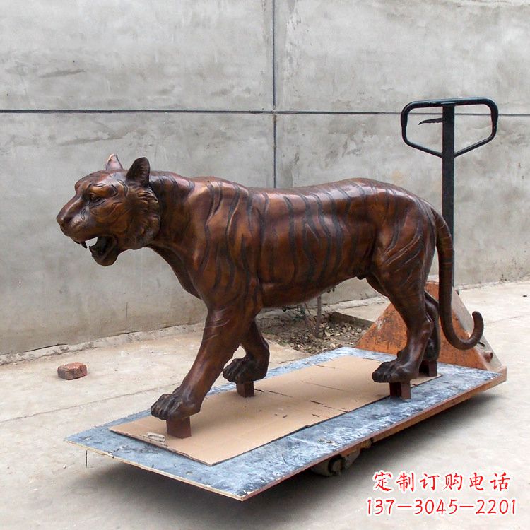 河源活力四射的老虎铜雕塑