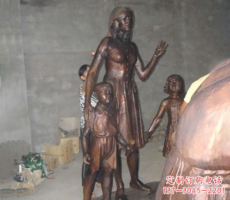 河源中领雕塑非常荣幸推出一款特别的母亲雕塑,…