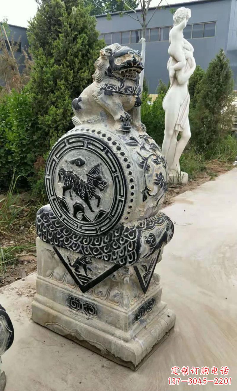 河源狮子抱鼓石雕塑,象征力量与美感