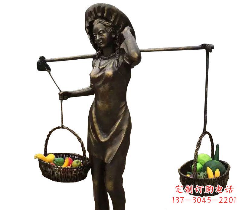 河源挑着蔬果的女人铜雕