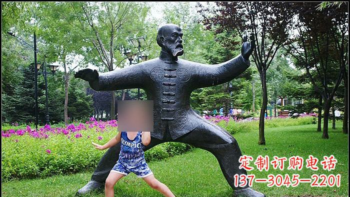 河源铜雕打太极拳的老人