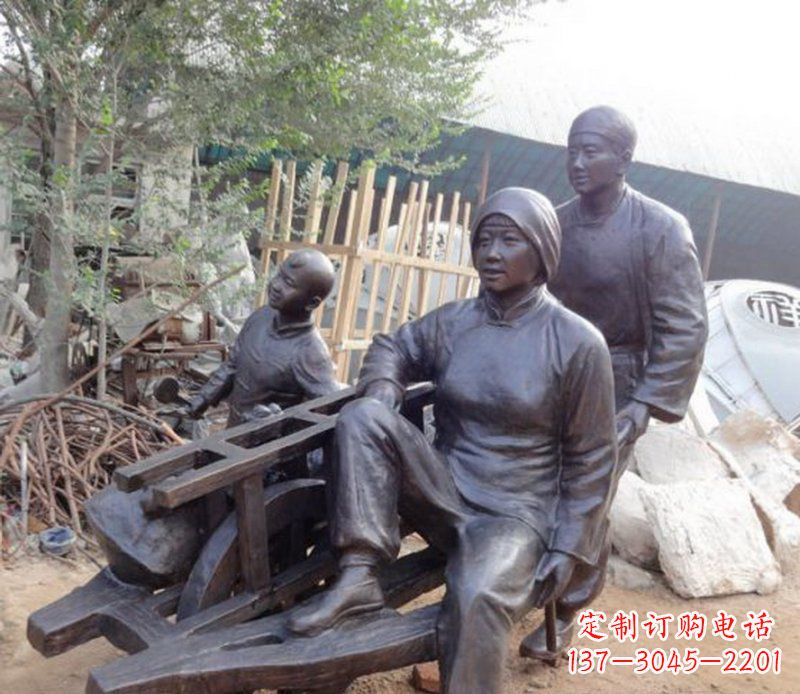 河源推独轮车人物铜雕
