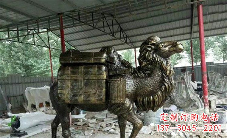河源拖行李的骆驼动物铜雕 (2)