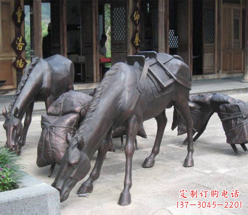 河源拖行李的马动物铜雕