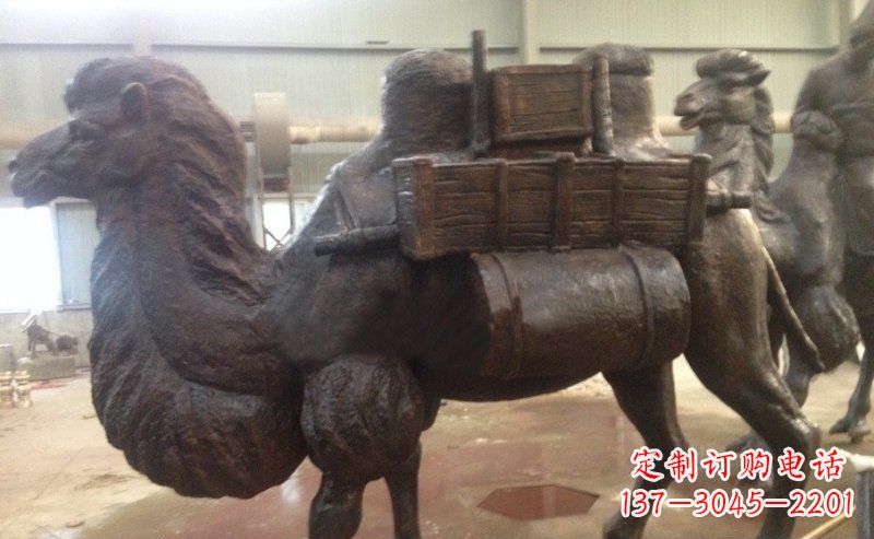 河源驮着东西的骆驼公园动物铜雕