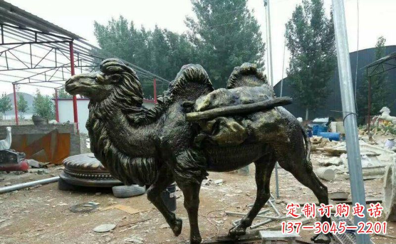 河源驮着东西的骆驼铜雕