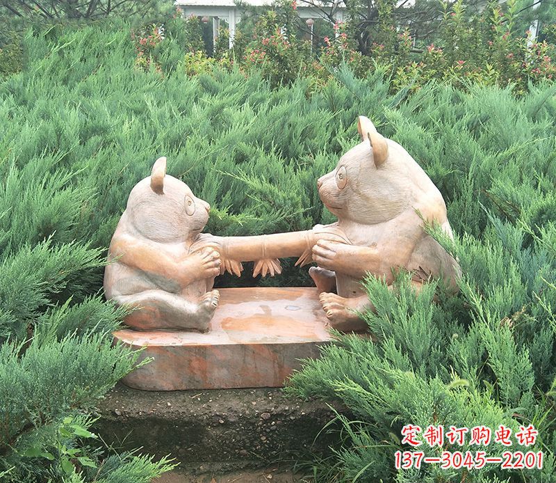 河源晚霞红熊猫母子石雕