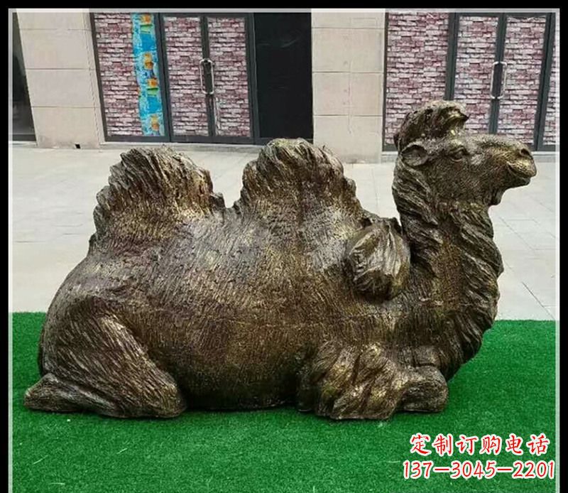 河源卧在草地的骆驼铜雕