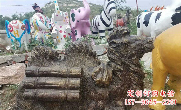 河源卧着的骆驼动物铜雕 (2)