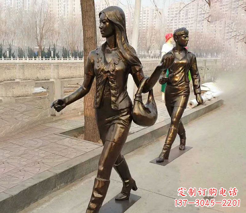 河源行走的女人街边人物铜雕
