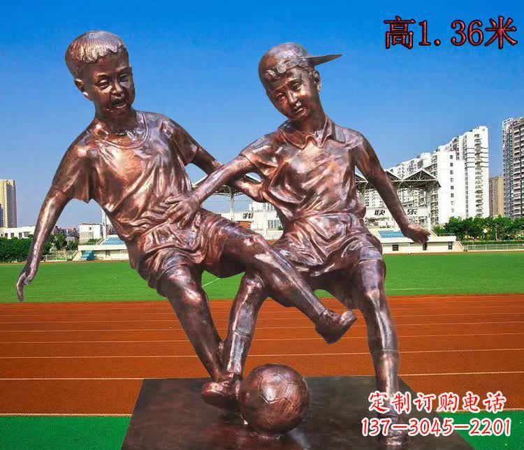 河源学校铜雕踢足球儿童