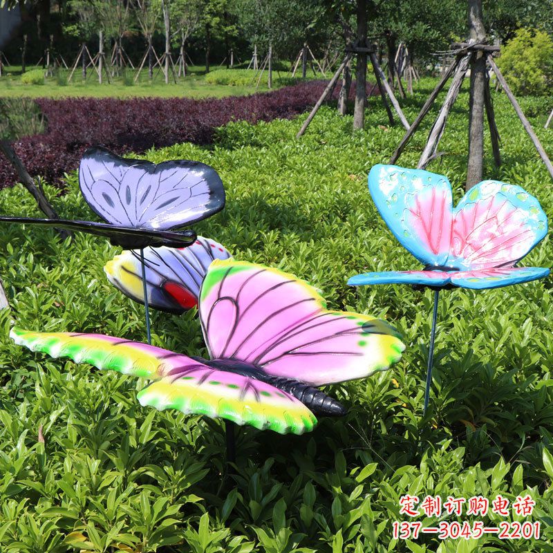 河源展翅的蝴蝶,公园草丛仿真动物装饰雕塑