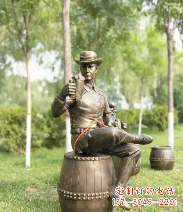 河源坐酒桶喝啤酒的牛仔铜雕