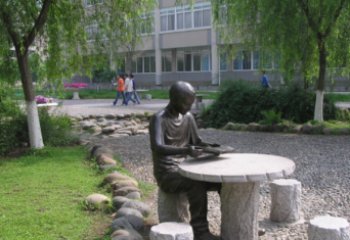 河源坐石桌凳看书的学生铜雕