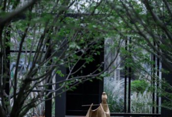 河源人物雕塑-别墅庭院创意不锈钢仿铜抽象吹笛子的人物雕塑